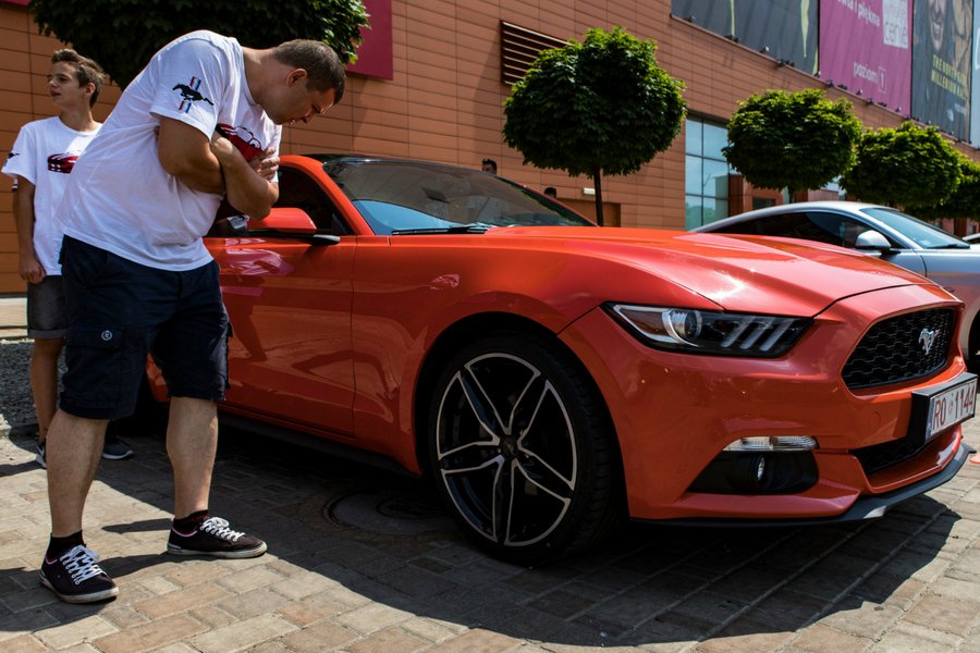Z analiz ekspertów rynku motoryzacyjnego wynika, że tylko w ubiegłym roku w kategorii auta sportowe rekordy sprzedaży bił ford mustang. Okazało się, że najczęściej kupowano go jako... auto służbowe.