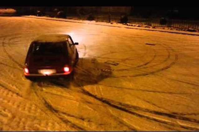 Robienie kółek na śniegu? Tylko na torze rajdowym.