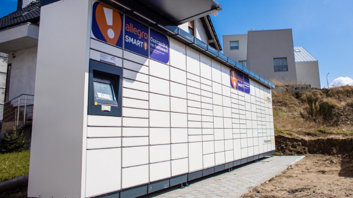 Firma InPost zamierza stawiać paczkomaty na parafiach.