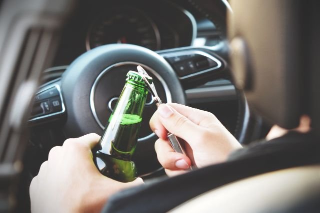 W teorii można nawet pić alkohol za kierownicą