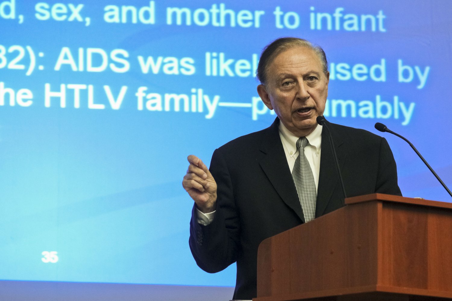 Dr Robert Gallo stoi na czele zespołu badawczego w Instytucie Ludzkiej Wirusologii w USA.
