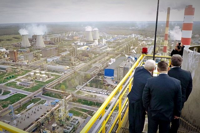 Politycy od dawna uwielbiają pokazywać się w puławskich zakładach. Teraz toczą o nie polityczno-biznesową wojenkę