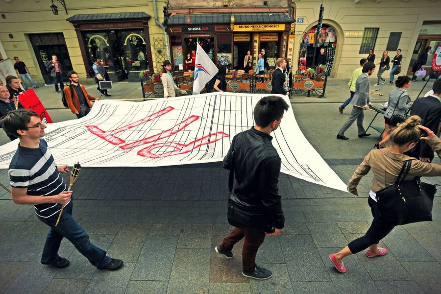 Manifestacja antypodatkowa w Krakowie. Niestety, bez PIT polskie miasta czekałoby nieuniknione bankructwo.