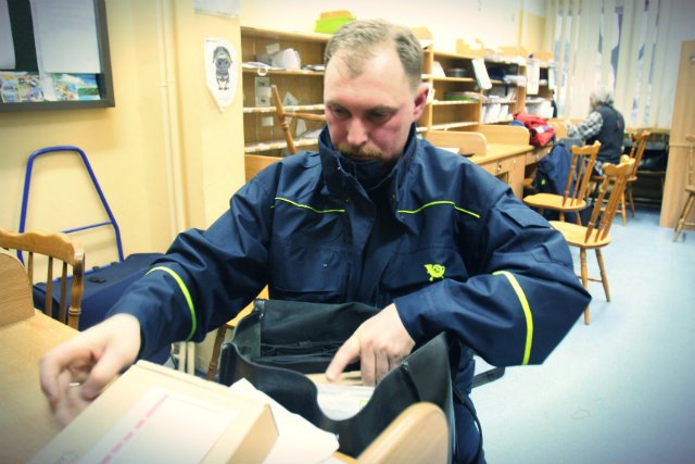 Poczta Polska podjęła bezwzględną walkę o pracowników przed świątecznym szczytem zakupowym