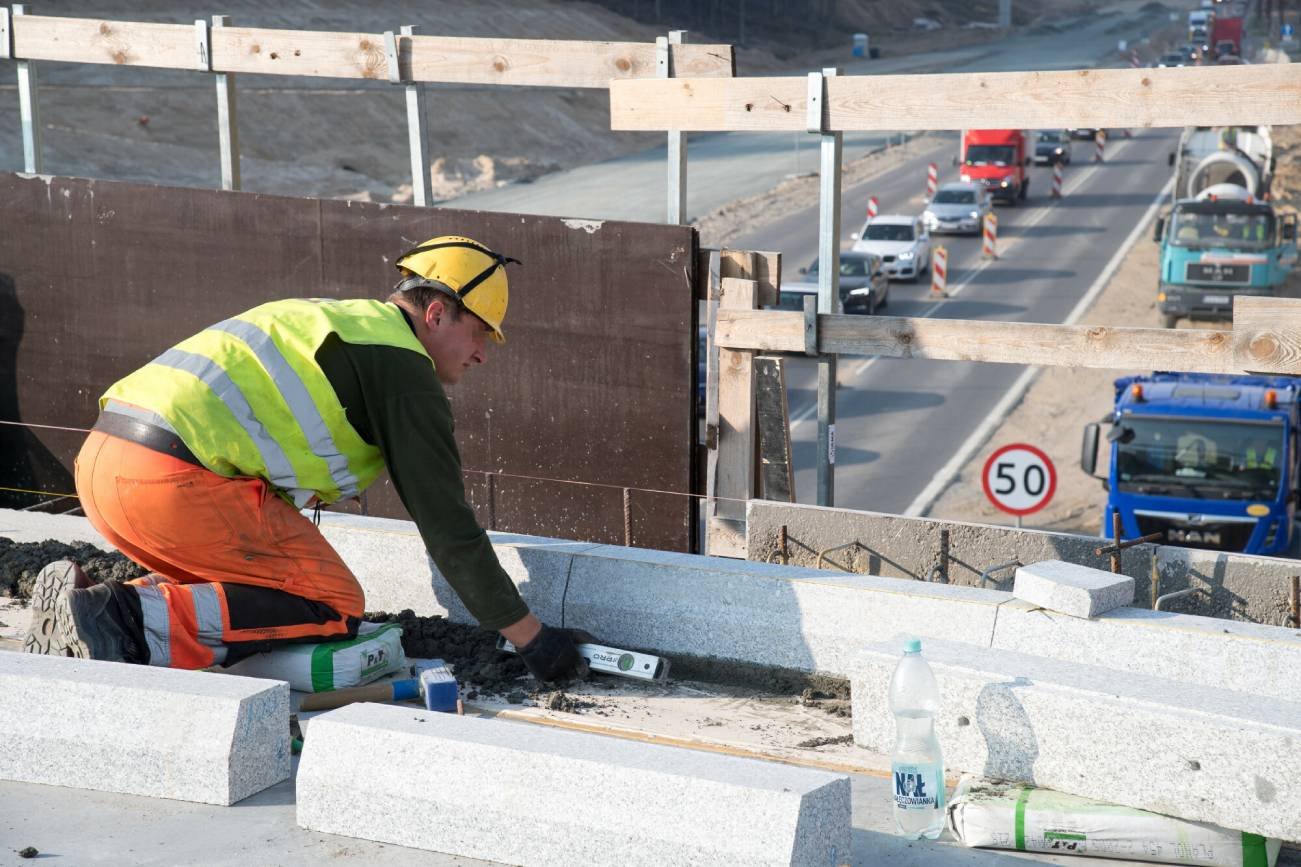 Pracownik podczas pomiarów przy budowie trasy ekspresowej