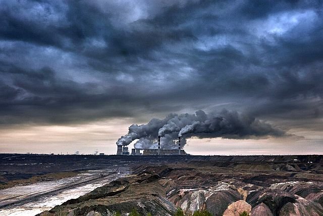 PGE Elektrownia Bełchatów, największa na świecie elektrownia na węgiel brunatny. Widok od strony Kleszczowa - gminy, którą (wraz z kopalnią) uczyniła najbogatszą w Polsce.