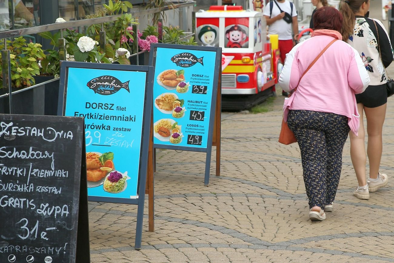 Ceny w Mielnie faktycznie są zróżnicowane, ale można znaleźć obiad ze smażoną rybą za mniej niż 30 zł