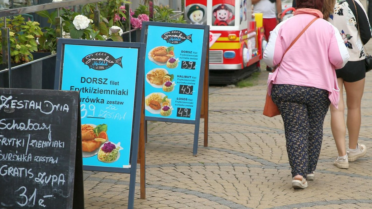 Ceny w Mielnie faktycznie są zróżnicowane, ale można znaleźć obiad ze smażoną rybą za mniej niż 30 zł