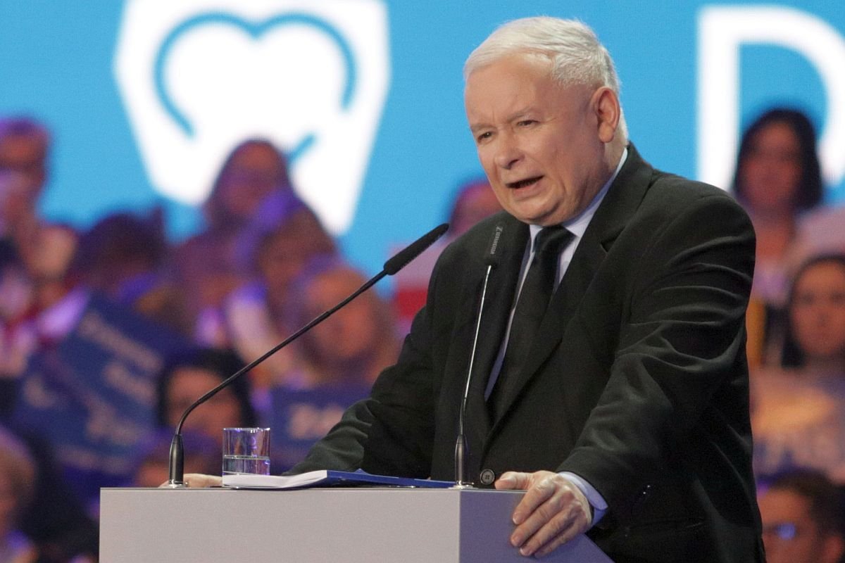 Prezes PiS Jarosław Kaczyński przedstawił program na wybory parlamentarne: na koniec 2023 roku - 4 tys. zł pensji