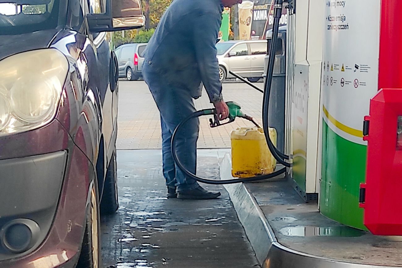 Z polskich stacji zniknie benzyna E5. Zastąpi ją E10, której nie da się lać do starszych aut