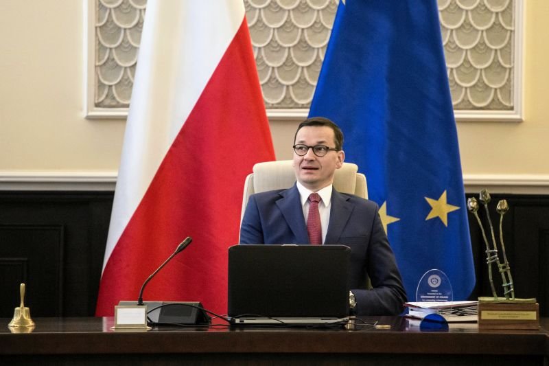 Na decyzję Mateusza Morawieckiego w sprawie zakazu handlu czeka całą branża