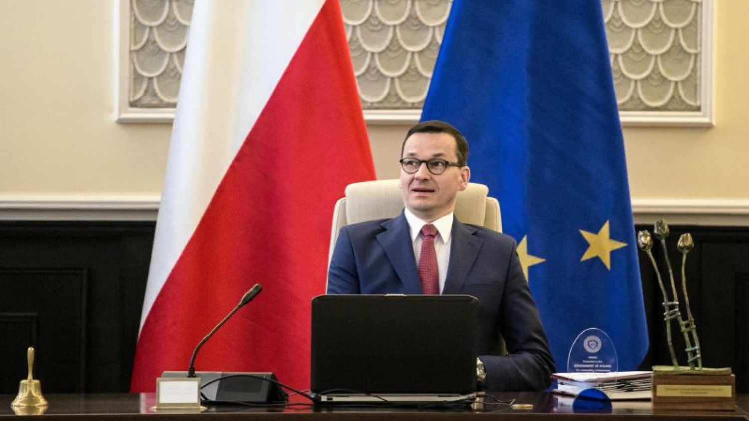 Na decyzję Mateusza Morawieckiego w sprawie zakazu handlu czeka całą branża