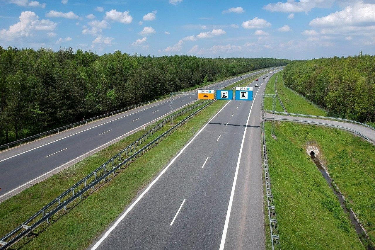 3 kwietnia 2023 r. zmienią się stawki opłat za przejazdy autostradą A4 Katowice-Kraków. Jeśli kierowcy samochodów osobowych chcą zagwarantować sobie przejazdy w dotychczasowej cenie, muszą przejść na płatności automatyczne.