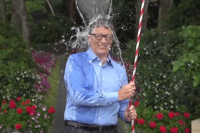 Bill Gates w trakcie Ice Bucket Challenge.