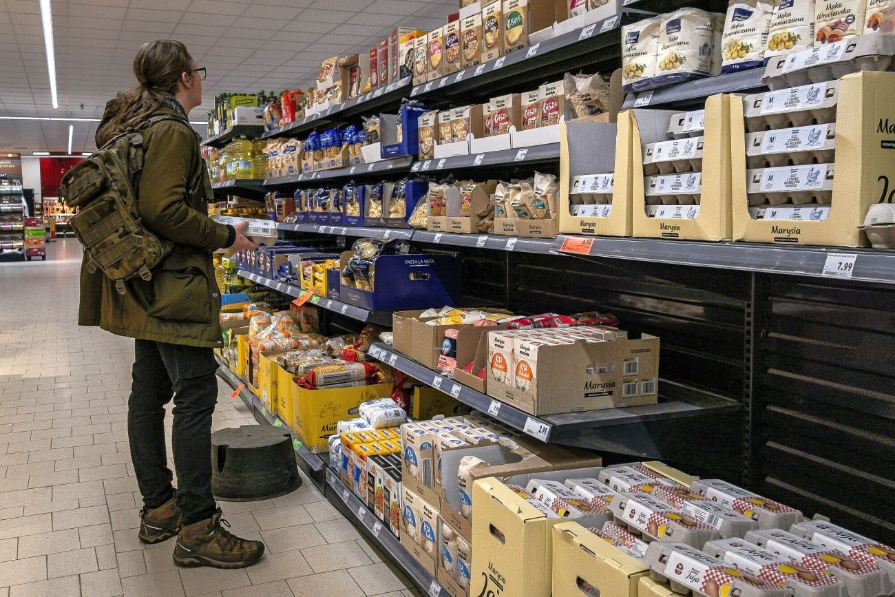 Zastanawiacie się jakim cudem Biedronka sprzedaje jaja po 3 zł za 10 sztuk?