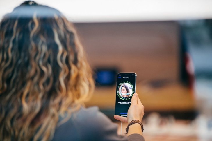 Część systemów facial recognition można oszukać przy pomocy zwykłej maski.