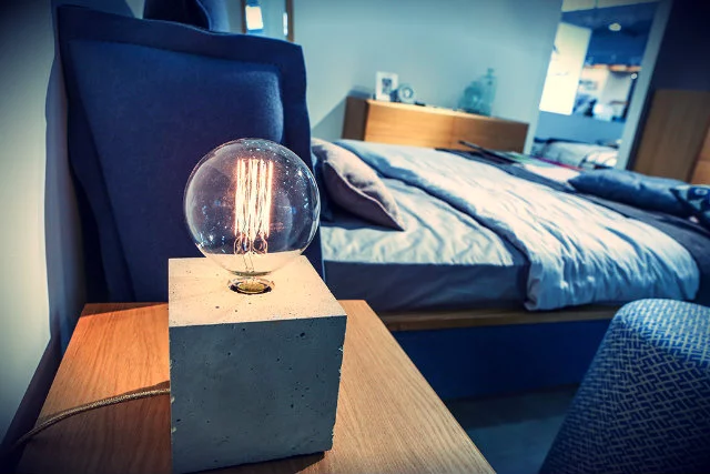 Lampa z betonu. Artysta: I Iike beton