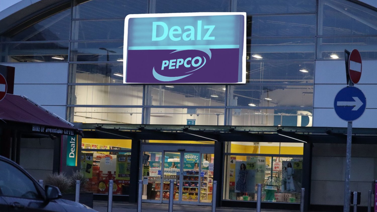 Loga Dealz i Pepco w sklepie. Właściciel Dealz, Pepco, szykuje się do sprzedaży sieci.