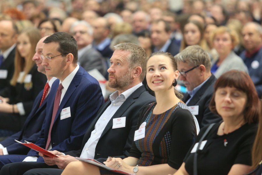 Rafał Sonik (w środku) uważa zakaz handlu w niedzielę za szkodliwy dla finansów państwa.