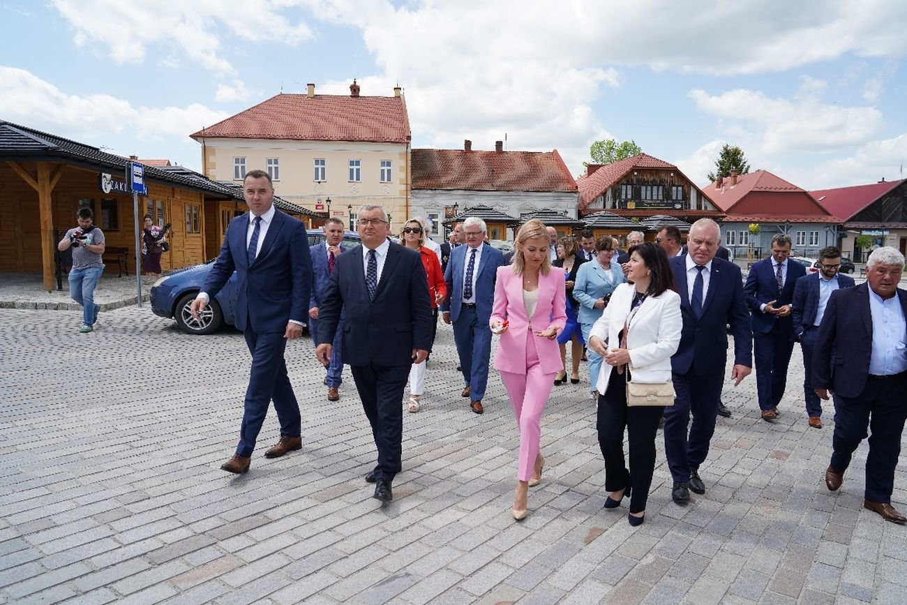 Minister Adamczyk na nowym, zabetonowanym rynku w Zakliczynie