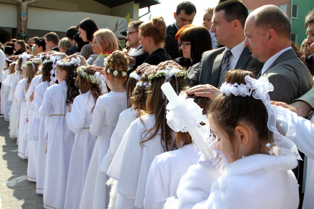 Dzieci przystępujące do pierwszej komunii świętej.