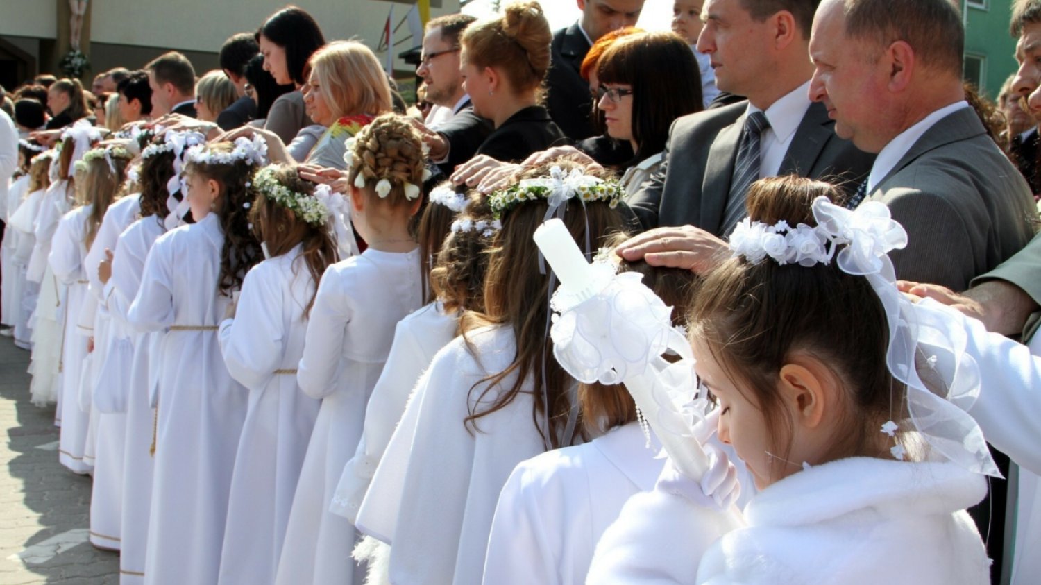 Dzieci przystępujące do pierwszej komunii świętej.