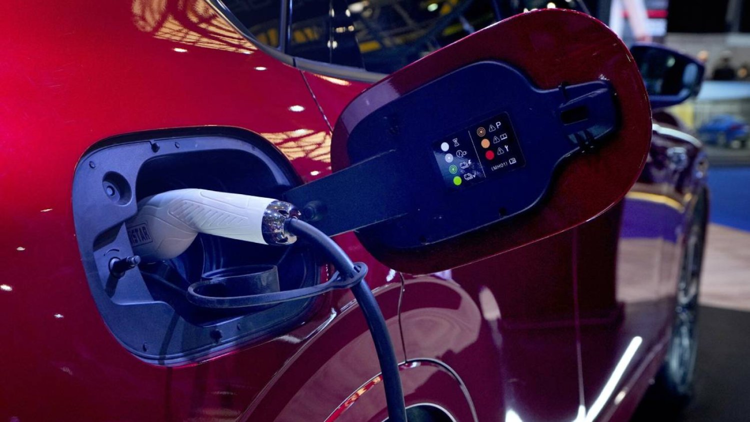 Ładowanie samochodu elektrycznego.