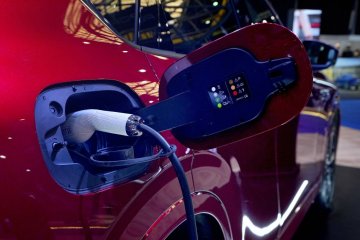 Ładowanie samochodu elektrycznego.