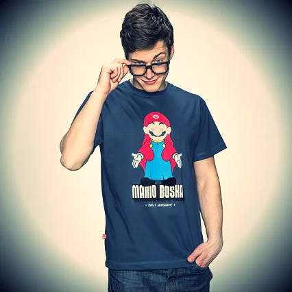 Jeden z bardziej popularnych wzorów marki - maskotka firmy produkującej konsole Nintendo i bohater gier platformowych Mario w pozie Matki Boskiej.
