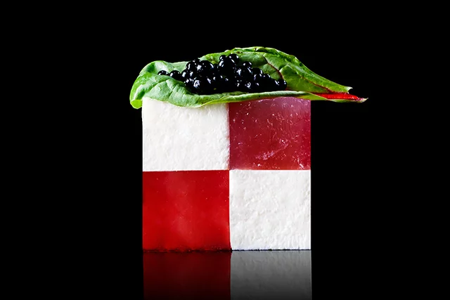 Łączenie kształtów, kolorów i smaków, to domena kuchni modernistycznej. Na zdjęciu: Galaretka z arbuza / ser feta / kawior balsamiczny