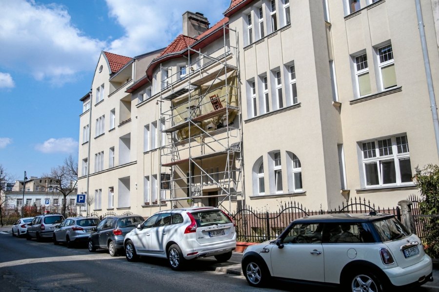 Ulica Kołłątaja w Bydgoszczy przed zmianami. Teraz auta będą parkować na jezdni.