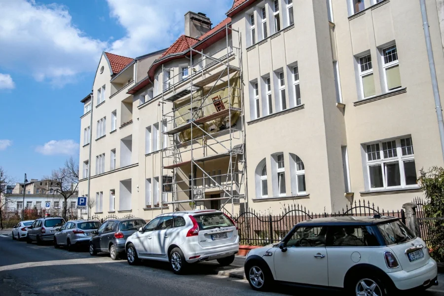 Ulica Kołłątaja w Bydgoszczy przed zmianami. Teraz auta będą parkować na jezdni.