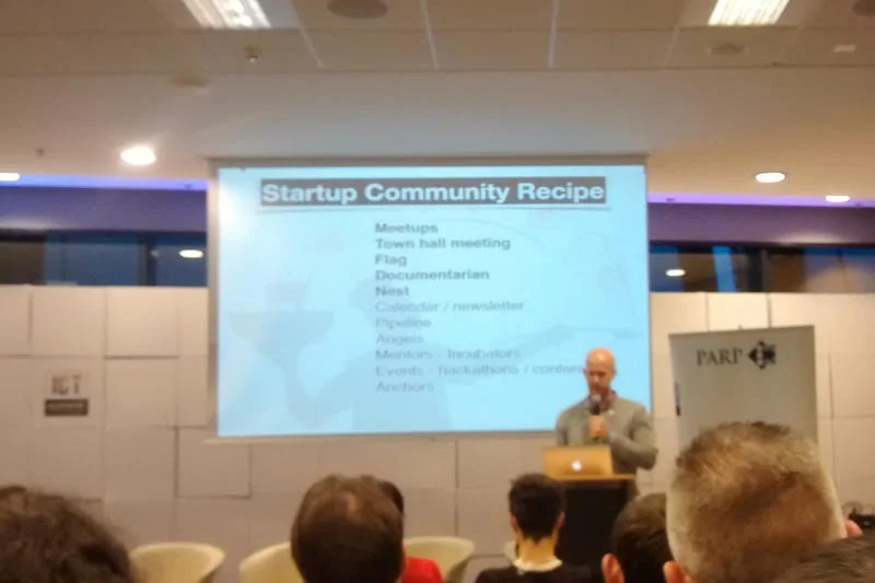 Tyler Crowley podczas przemówienia na temat miast tworzących start-upowe ekosystemy.
