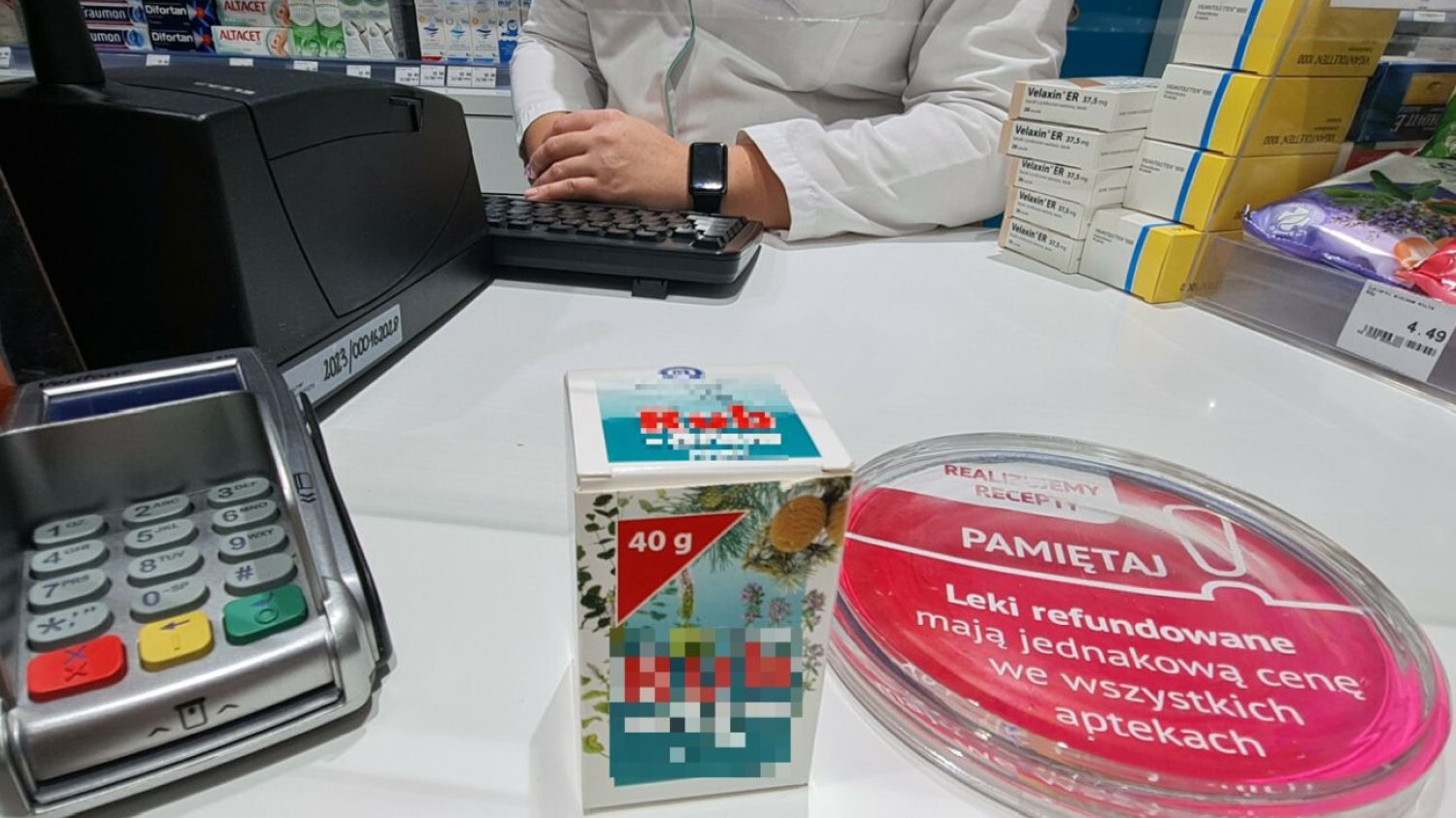 Pigułki? Maść? A może podsłuch? Granda w znanej sieci aptek