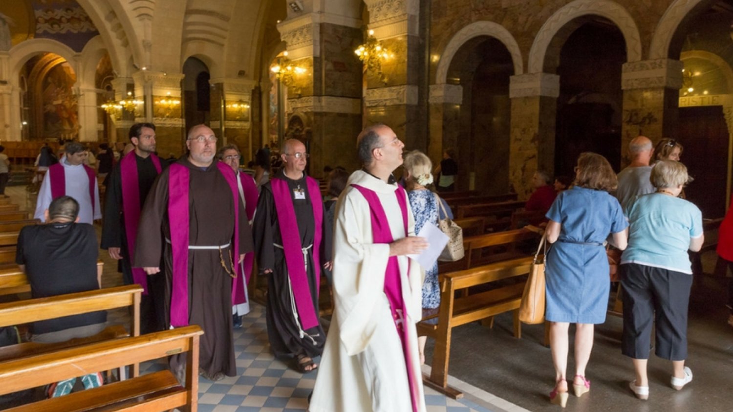 Począwszy od Paryża nowa forma zbiórki na tacę ma zostać szybko wprowadzona w całej Francji.