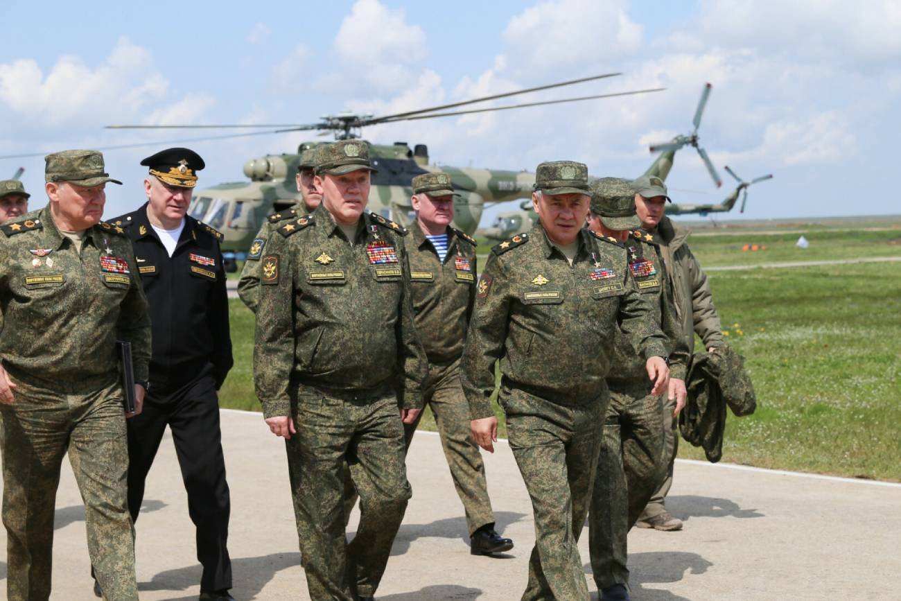 Minister obrony Rosji Siergiej Szojgu podczas manewrów wojskowych na Krymie