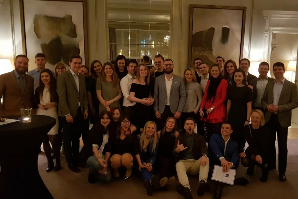 Uczestnicy poprzedniej edycji programu mentoringowego wraz z nauczycielami. Warto zaaplikować, uczestnictwo nic nie kosztuje, a można zdobyć sporo przydatnej wiedzy. Zapisy na tegoroczną edycję trwają do 17 marca.