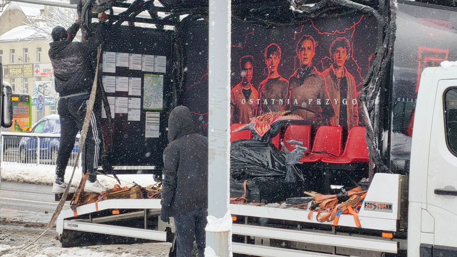 Przystanek autobusowy w motywie Stranger Things. Olsztyn zaprasza do oglądania specjalnej instalacji promocyjnej.