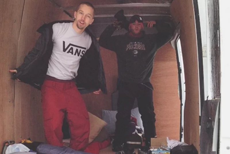 Jason Roesslein pierwszy z lewej w koszulce z napisem Vans.