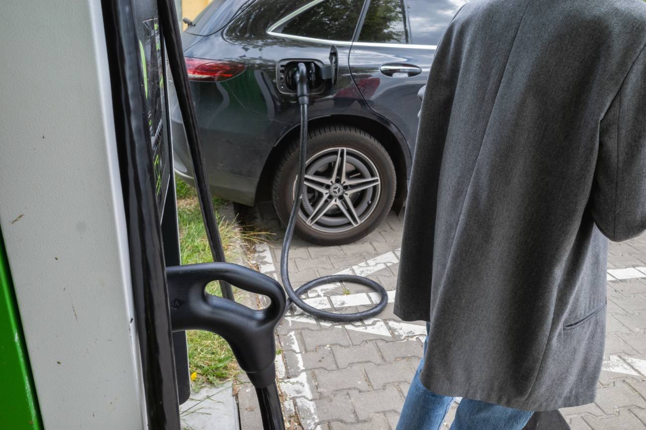 Spadek sprzedaży samochodów elektrycznych.