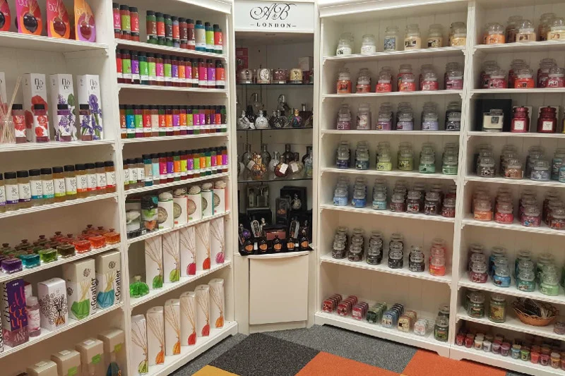 Showroom Aromanti – pokazowy sklep firmy, w którym zainteresowane zakupem osoby mogą przekonać się na własnym nosie o wartości wybranego zapachu