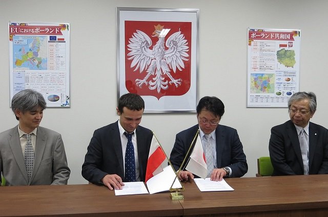 Zdjecie z uroczystego podpisania umowy miedzy Velis IT Systems i G.I. Tec Incorporated.