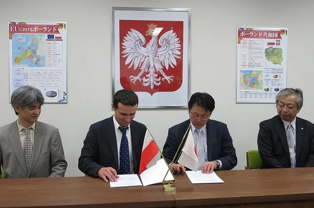 Zdjecie z uroczystego podpisania umowy miedzy Velis IT Systems i G.I. Tec Incorporated.