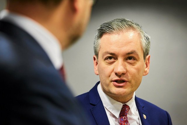 Robert Biedroń w jednym z wywiadów stwierdził, że najsłabiej zarabiające urzędniczki w Słupsku zwalniają się po otrzymani wypłat z 500+