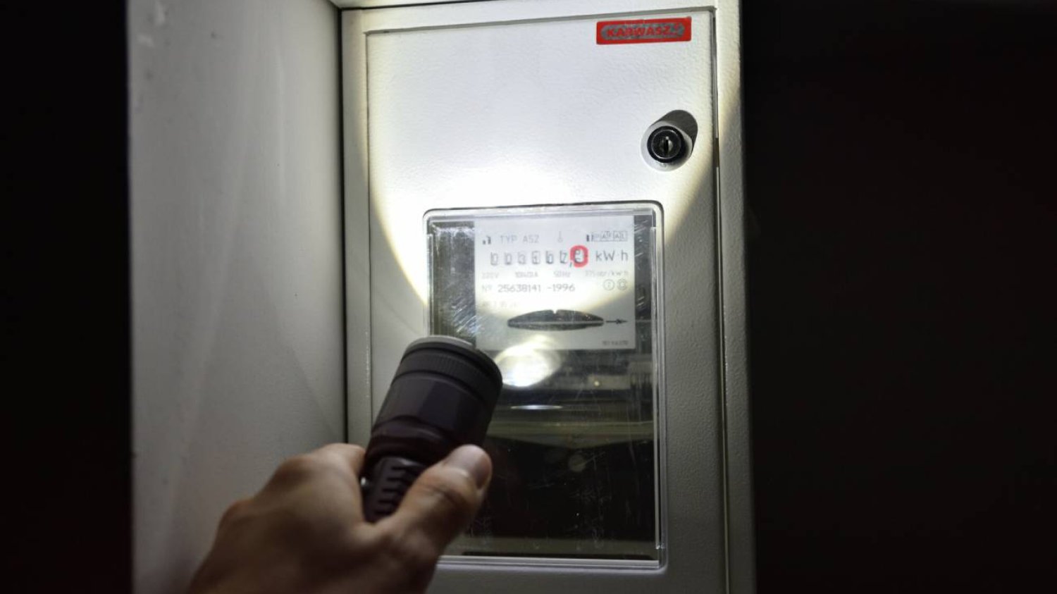 licznik energii elektrycznej i latarka
