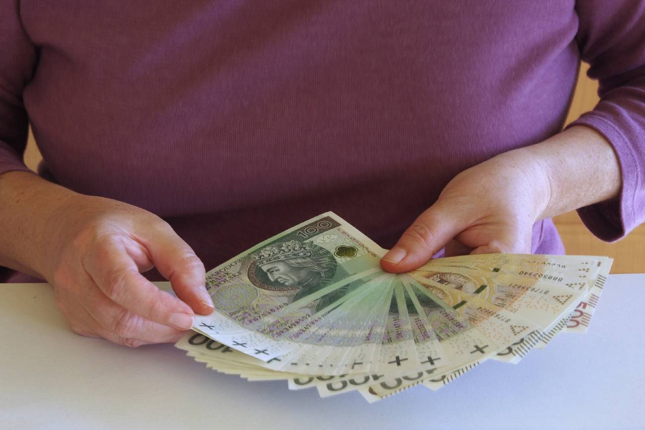 Kobieta liczy pieniądze