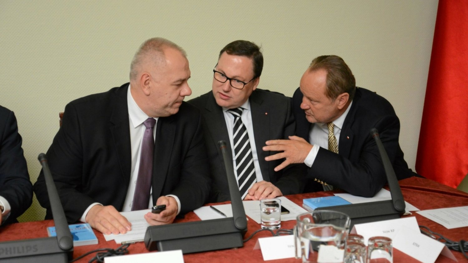 Politycy PiS Jacek Sasin, Grzegorz Bierecki i Janusz Szewczak podczas konferencji na temat kredytów walutowych.