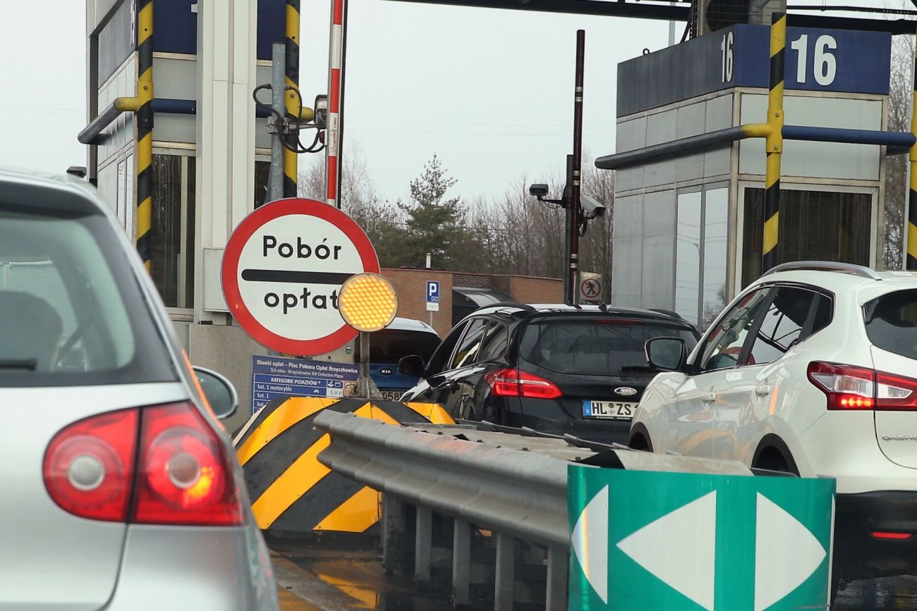 Rząd chce znieść opłaty dla osobówek i motocykli na państwowych autostradach.