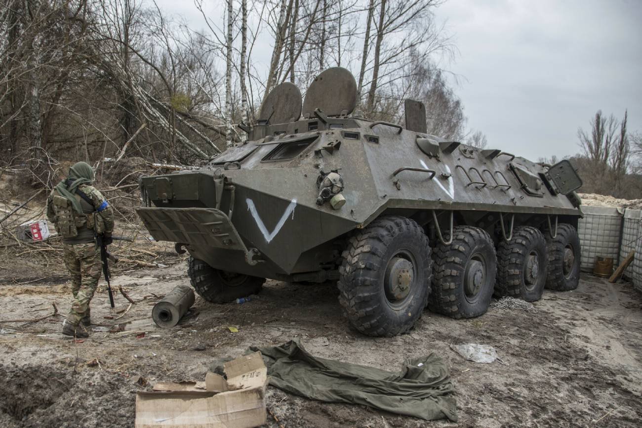 zniszczony rosyjski pojazd opancerzony ze znakiem V