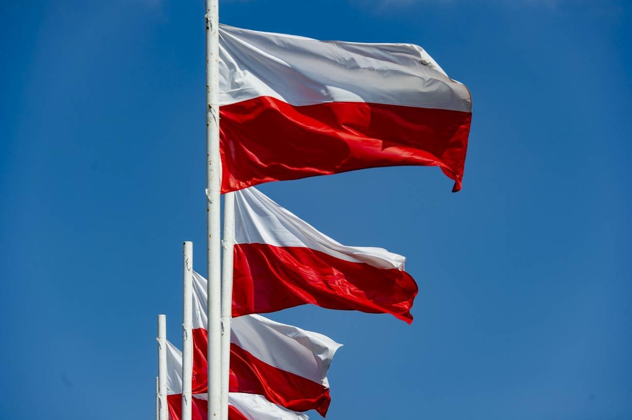 Flagi Polski na wietrze